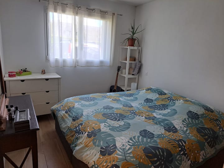 dormitorio principal en la planta baja con baño privado