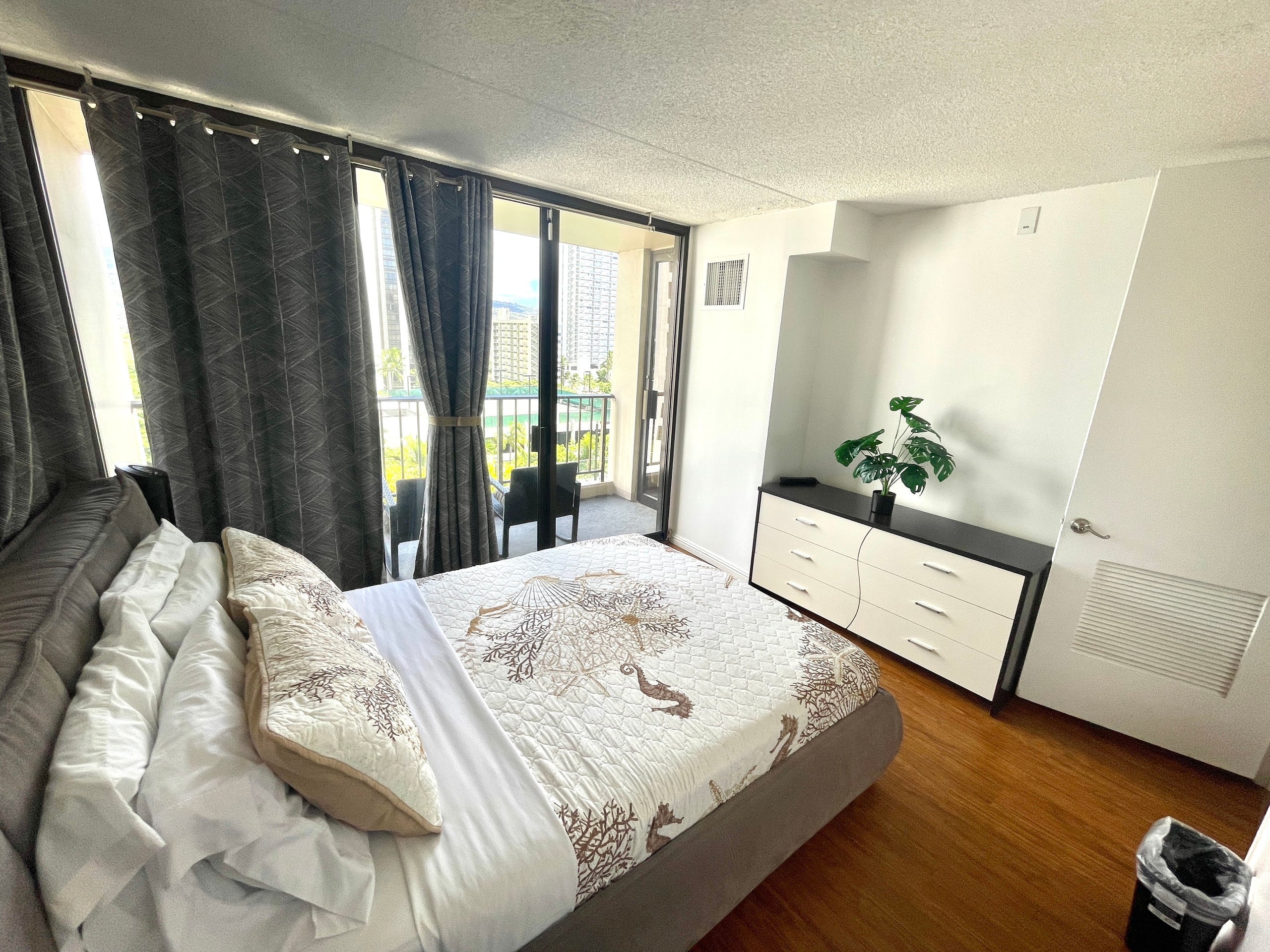 Large 1 bedroom 3 minutes to beach + Free Parking - Image 8