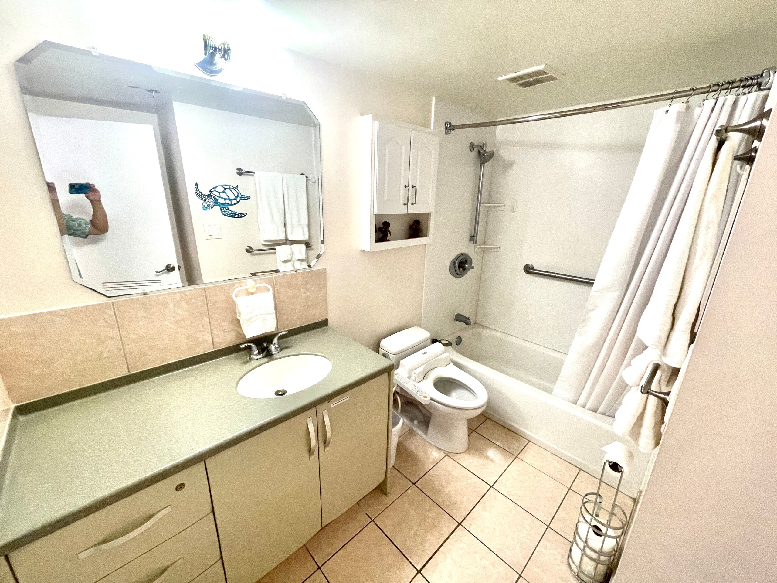 Large 1 bedroom 3 minutes to beach + Free Parking - Image 11