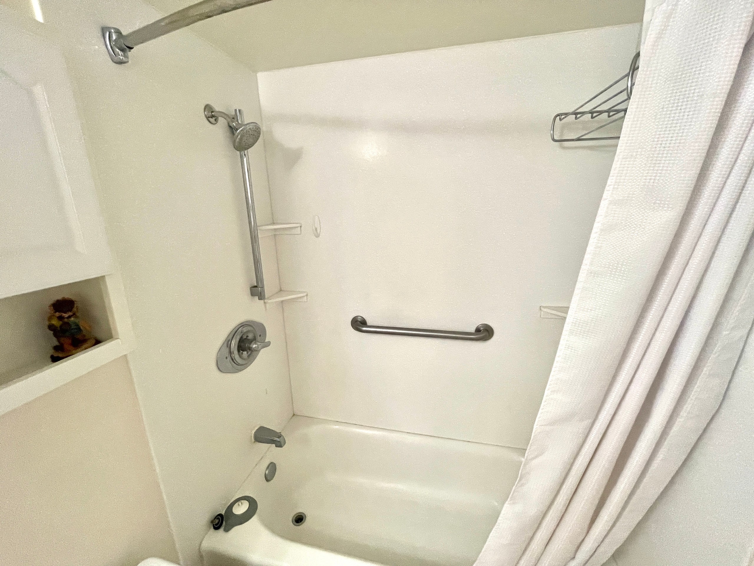 Large 1 bedroom 3 minutes to beach + Free Parking - Image 10
