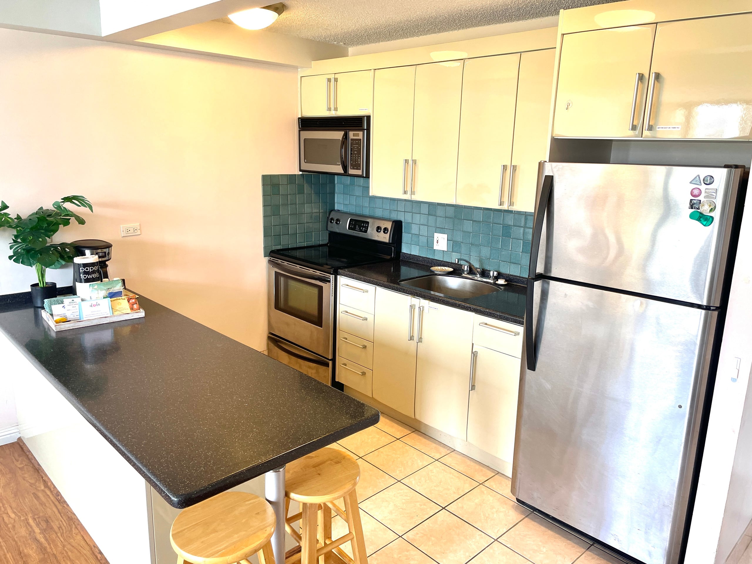 Large 1 bedroom 3 minutes to beach + Free Parking - Image 5