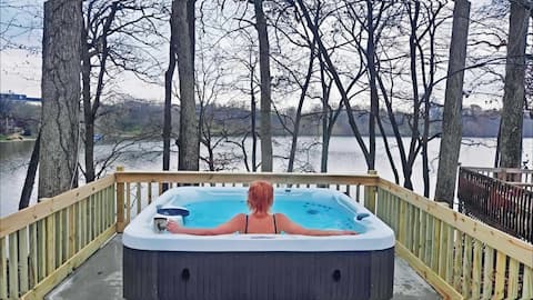 Fall Family Lake House! 
Sleeps 12, 5 BRs, 4 BAs!