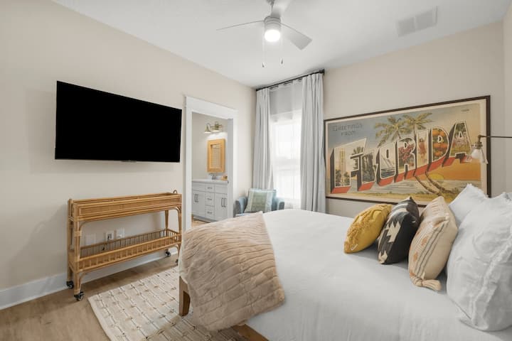 Dormitorio queen en la planta superior con un baño Jack y Jill conectado a la habitación litera