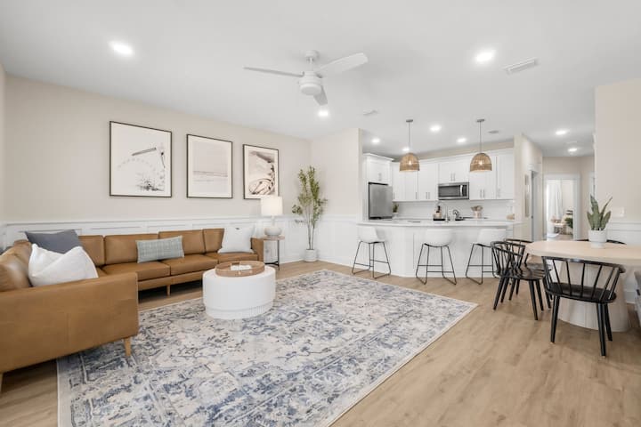 Un sofá seccional de cuero muy cómodo y grande