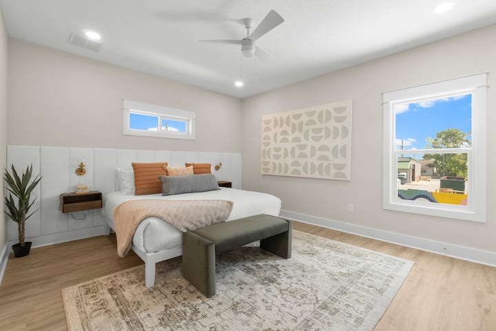 Dormitorio tamaño king en la planta superior con baño privado