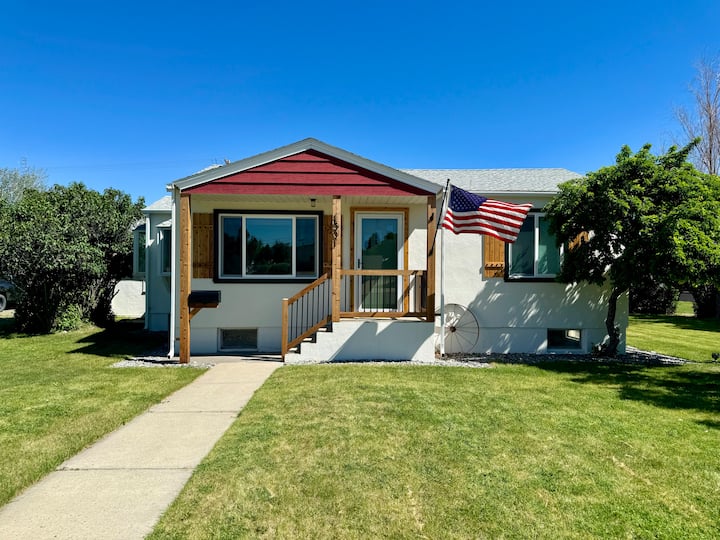 Downtown Cody Cottage 2br + Backyard - Cody, WY