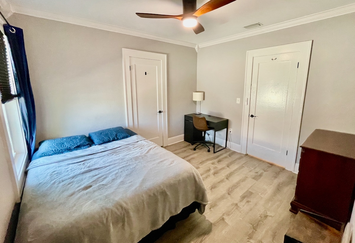 Spavaća soba 4 uključuje bračni krevet, privatnu kupaonicu, komodu, ormar, stropni ventilator i mali radni stol sa stolicom.