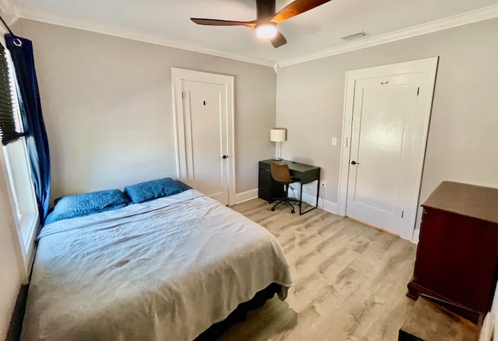 Slaapkamer 4 heeft een queensize bed, een eigen badkamer, een dressoir, een kast, een plafondventilator en een klein bureau met stoel.