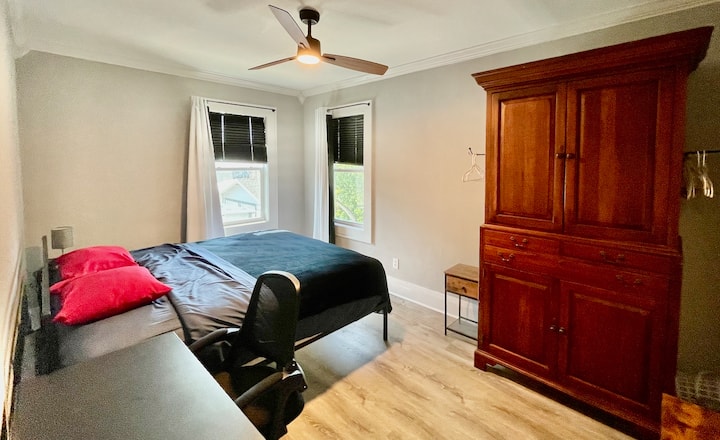 Slaapkamer 5 heeft een kingsize bed, een kledingkast, een plafondventilator en een bureau met stoel.