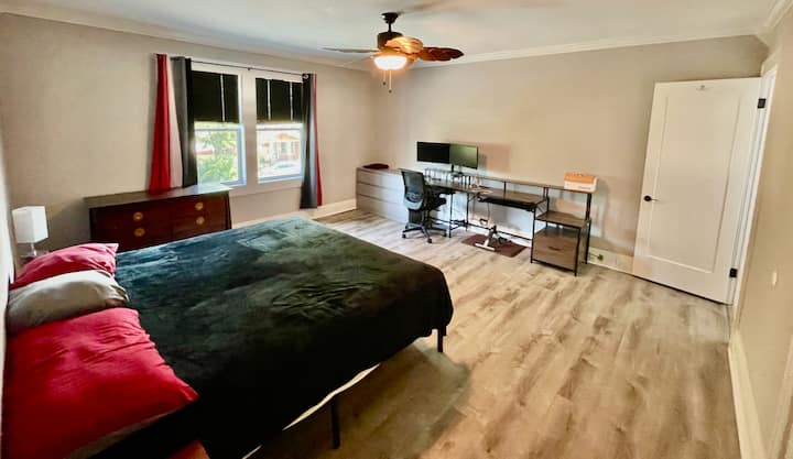 Enorme hoofdslaapkamer. Kingsize bed, dressoirs en complete werkruimte in de kamer. Aangrenzende eigen badkamer, inloopkast en plafondventilator.