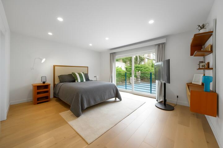 5BR Hollywood Oasis | Pool, Roof Deck & Prime Spot gallery image 5