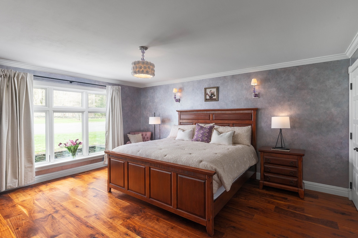 Spálňa s manželskou posteľou King v časti apartmánu s vlastnou kúpeľňou