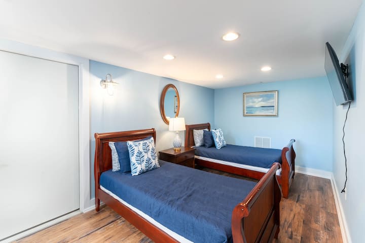 Two twin beds in the Blue Room area of the home (off the Great Room). In total there are six single beds in this space (and one pull out sofa).