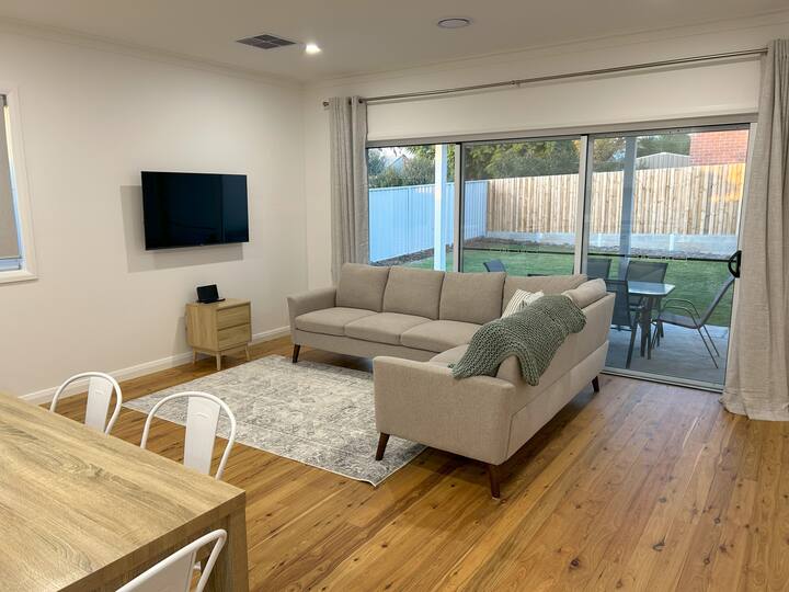 Turvey Townhouse.  Modern, Quiet, Near Cbd - ウォガウォガ
