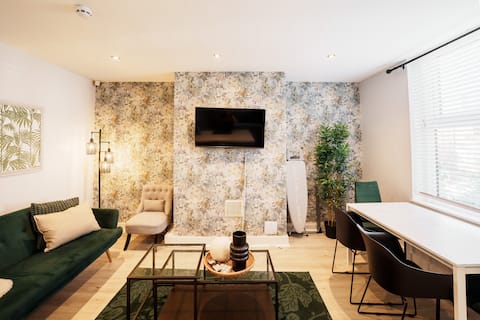 Popular Airbnb listing: Enjoy Leeds at 4BR House - Near City Centre in Kirkstall
