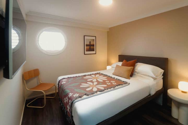 Accessible Queen Ensuite Room In Heart Of Byron - バイロン・ベイ