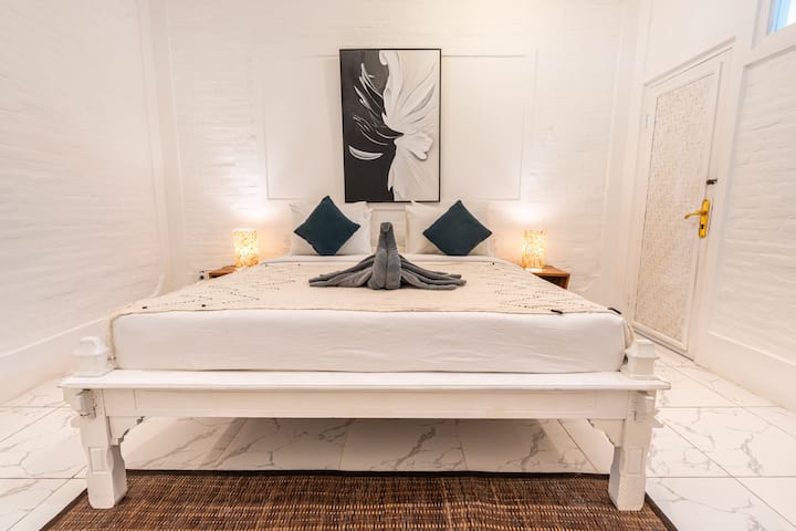 舒适的双人卧室，采用中性色调、艺术墙面装饰和新鲜的床上用品，非常适合在66海滩附近寻找宁静夜晚的情侣。