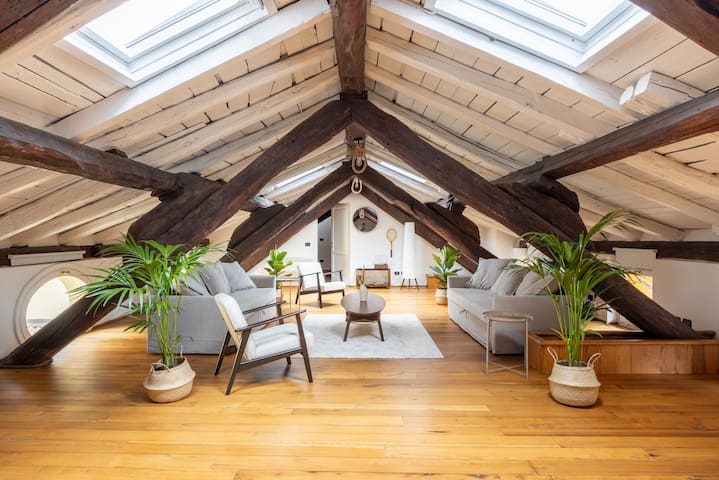 Dimora De’ Poeti | 250m² Attic with Jacuzzi gallery image 2