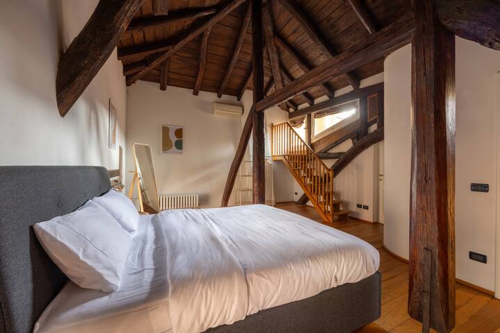 Dimora De’ Poeti | 250m² Attic with Jacuzzi gallery image 5