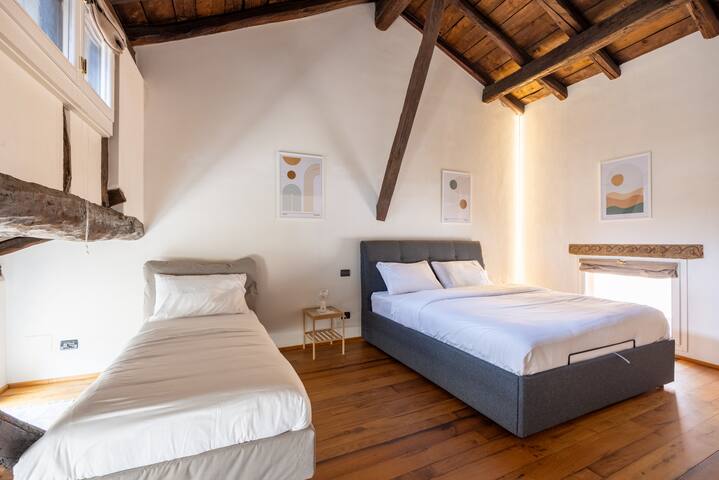 Dimora De’ Poeti | 250m² Attic with Jacuzzi gallery image 4