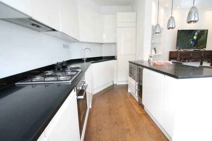 Elegant and fashionable apartment, Chelsea gallery image 5