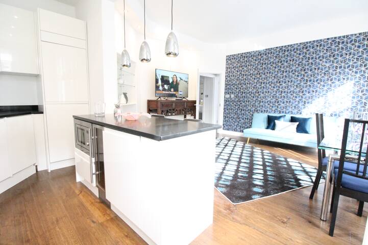 Elegant and fashionable apartment, Chelsea gallery image 2