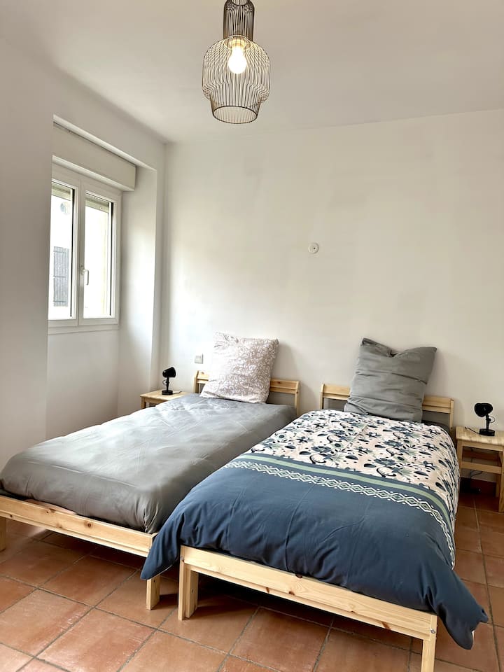 2e slaapkamer: 2 x 1 persoonsbed - lakens aanwezig
Opslag