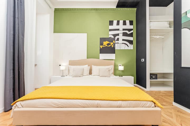Голяма стая с двойно легло, двойно легло king size (180x200), просторен дрешник и удобна работна зона.
Всичко е заобиколено от иновативни и радостни декорации. Идеален за комбиниране на комфорт с атмосфера на характер!