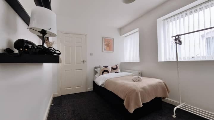 Uživajte u udobnosti i jednostavnosti ove jednokrevetne sobe s udobnim krevetom i minimalističkim uređenjem. Soba je svijetla i prozračna, s velikim prozorima koji omogućuju dovoljno prirodnog svjetla. 