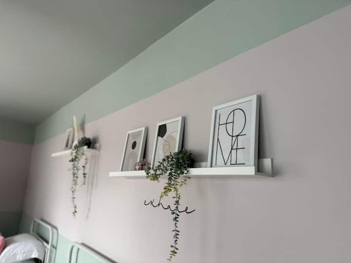 עיצוב מתוחכם: אמנות הקיר המינימליסטית מביאה אווירה מתוחכמת ומודרנית לחדר. הקווים הנקיים והעיצובים הפשוטים משלימים את העיצוב, ומשפרים את האווירה הכוללת של הנכס.
