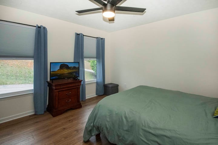 Chumba cha kulala cha 2 chenye Smart Tv na kabati kubwa