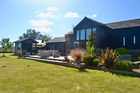 Spacious luxe barn (4 bedrooms, 3 baths, sleep 11)