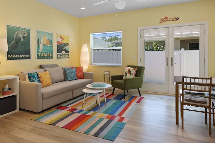 Sebule ya pili katika Chumba cha Mama Mkwe.  Milango miwili ni mlango wa kujitegemea wa kuingia kwenye chumba.  Kochi limekunjwa kwenye kitanda cha ukubwa kamili.