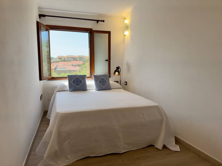 מיטה זוגית צרפתית, מיזוג אוויר, רשתות יתושים, מלתחה ושידת מגירות