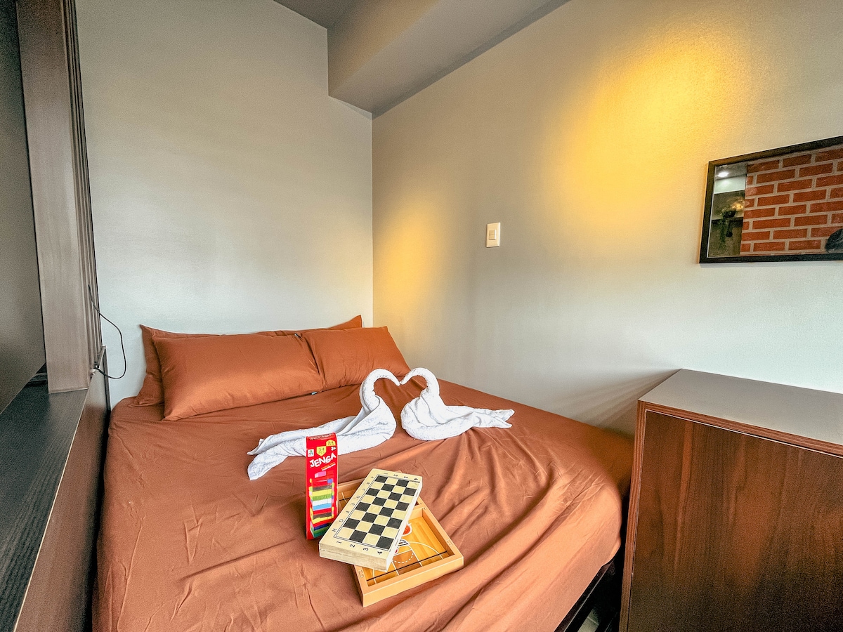 Relaksohu në një krevat të rehatshëm dopio "queen" me shtroja të freskëta dhe ndriçim me theks. Një dyshek i palosshëm me shtroja shtesë është i disponueshëm, plus një gardërobë me artikuj bazë për hekurosje për lehtësinë tënde