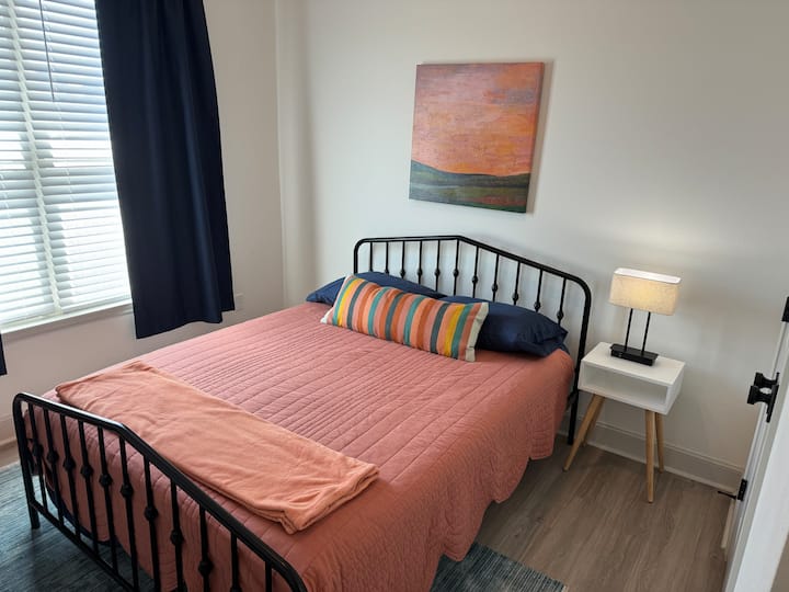 Slaapkamer voor gasten 
     - Queensize bed
     - Roku smart-tv
     - plafondventilator.