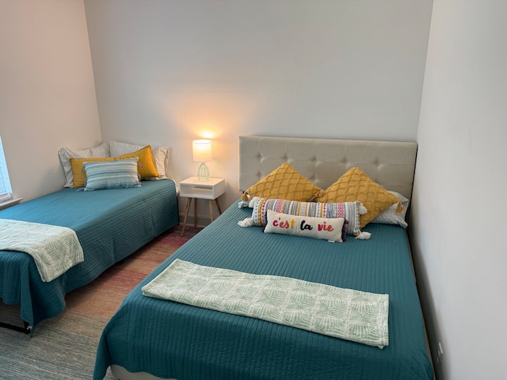 -Slaapkamer 3
     - Queensize bed
     -Twin XL-bed
     - Roku smart-tv
     - plafondventilator.