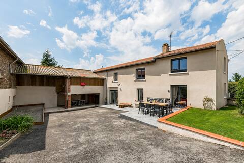Comfortable country home - close to town