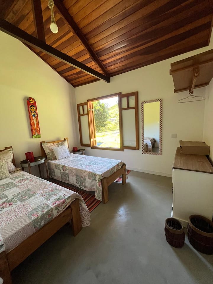 Საკმარისი საძინებელი 2 ერთადგილიანი საწოლით, მაგრამ საჭიროებისამებრ, შესაძლებელია ორადგილიანი საწოლის შექმნა.