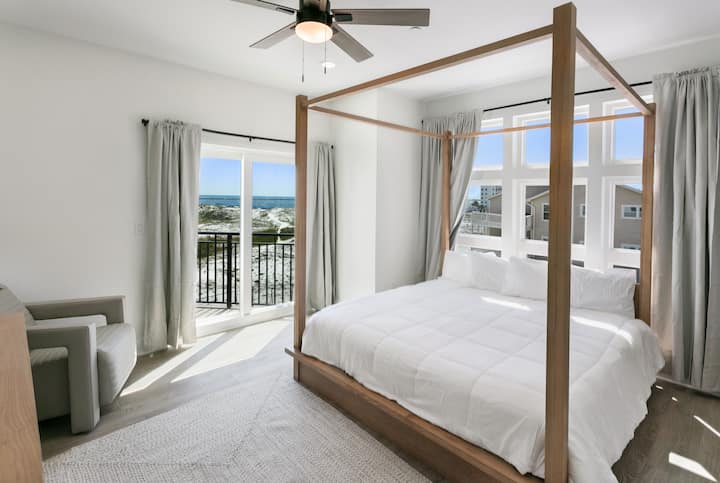 Ovo je luksuzna spavaća soba jedinice A.  Ima veliki bračni krevet s baldahinom s pogledom na smaragdne vode East Passa i O'Steen Beacha.   Uključuje i kupaonicu sa zasebnom kupaonicom.
REZERVIRAJTE DANAS! NE ČEKAJTE!