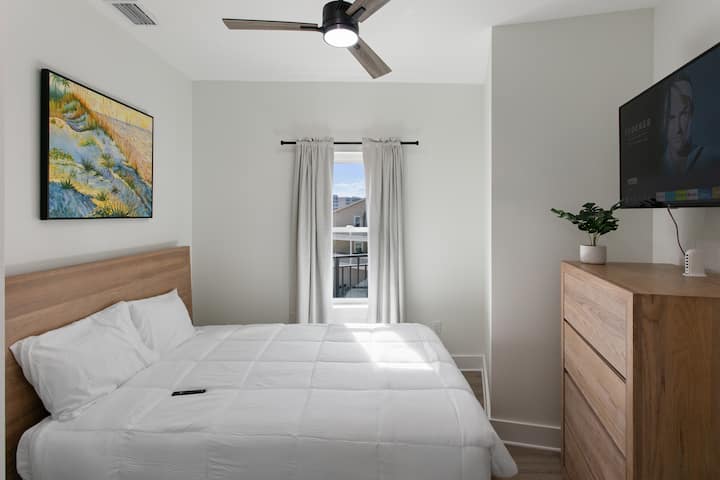 Ovo je spavaća soba br. 8 koja se nalazi na 3. katu jedinice B.  Ima privatnu kupaonicu, televizor ravnog ekrana, komodu s ladicama i BRAČNI KREVET. 
REZERVIRAJTE SVOJ ODMOR PRIJE NEGO ŠTO SE NAŠ KALENDAR ISPUNI!