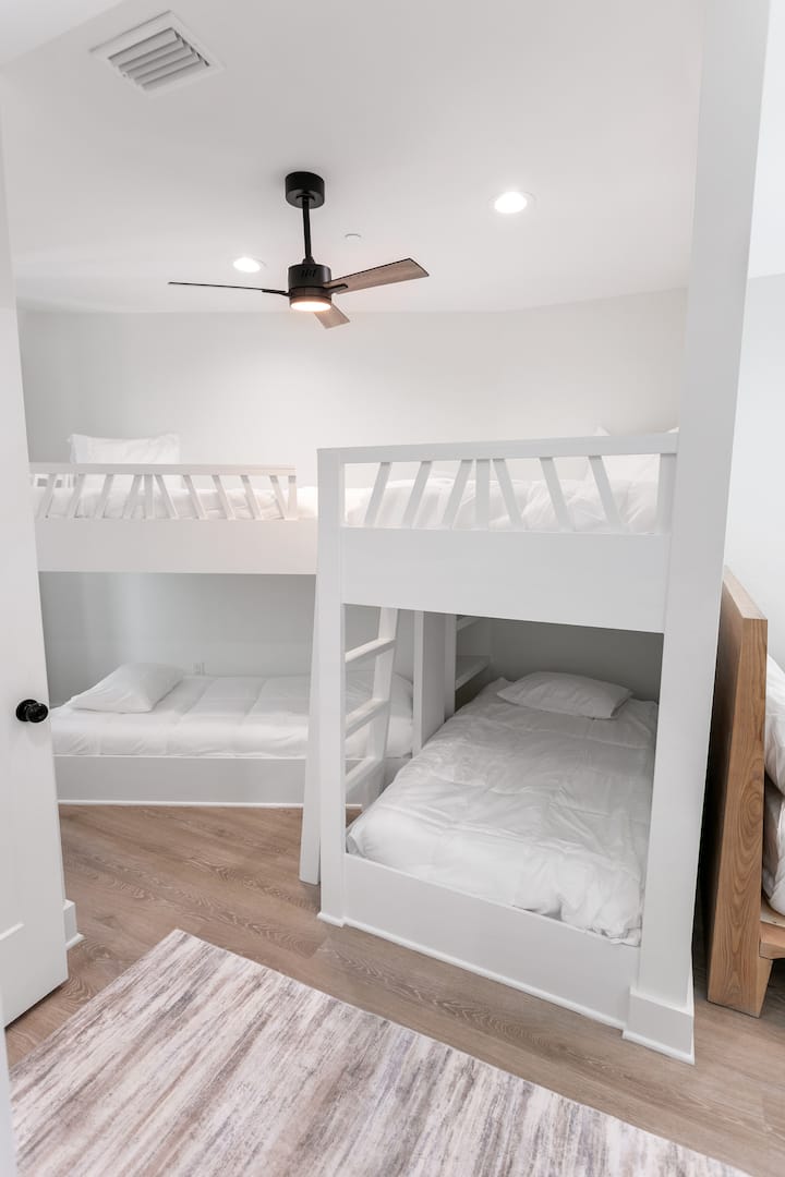 Ovo je spavaća soba br. 9 koja se nalazi na 2. katu jedinice B.  Ima televizor ravnog ekrana, komodu s ladicama, krevet na kat i BRAČNI KREVET. Kroz prozor se vide East Pass i O'Steen Beach.
REZERVIRAJTE DANAS! NE ČEKAJTE!