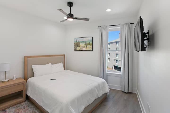 Ovo je spavaća soba br. 2 na 3. katu jedinice A.  Ima bračni krevet (160x200).   