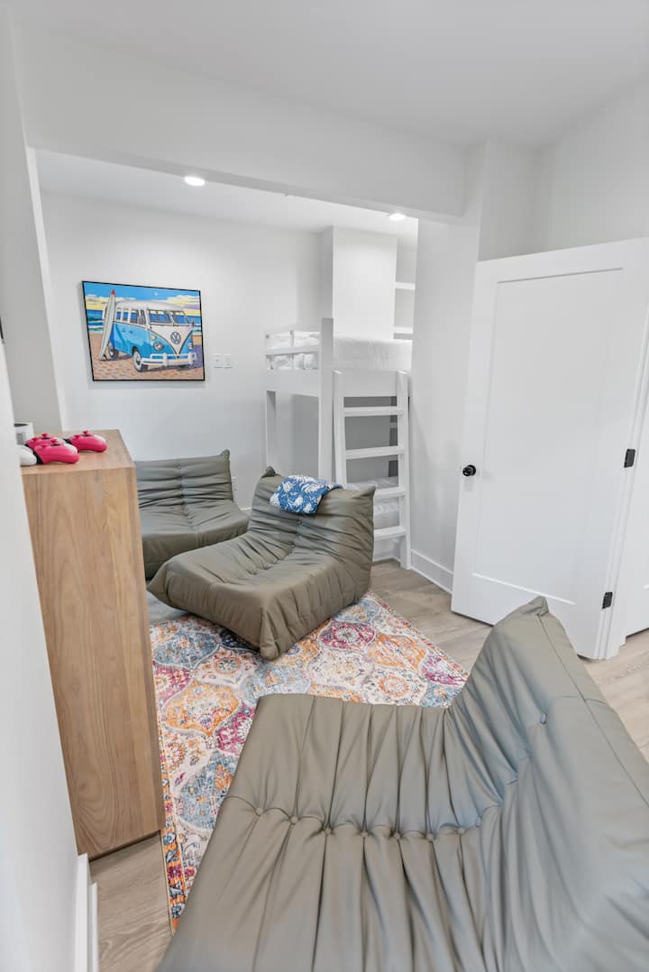 Ovo je soba na kat u prizemlju u jedinici A. Ima 1 krevet na kat i Xbox.  U ovoj se prostoriji nalaze i perilica i sušilica.  U ovoj se prostoriji nalaze sve KOŽNE ležaljke.
REZERVIRAJTE DATUME JOŠ DANAS!