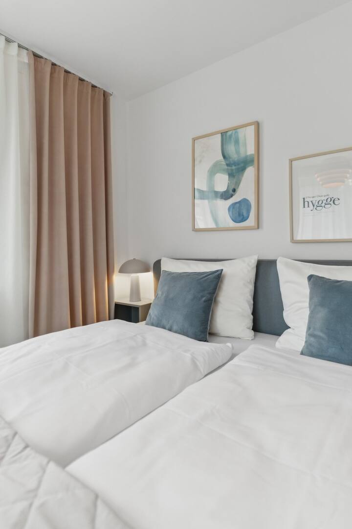 Shtrojat e krevatit të hotelit me cilësi të lartë, si dhe batanijet dhe jastëkët e përshtatshëm për alergji kontribuojnë në rehatinë e gjumit.