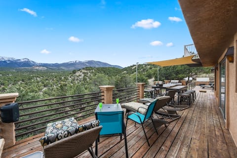 Spacious Pet-Friendly Ranch w/ Hot Tub & Games