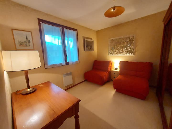 2 מיטות יחיד 80x190
כורסאות הופכות למיטת יחיד