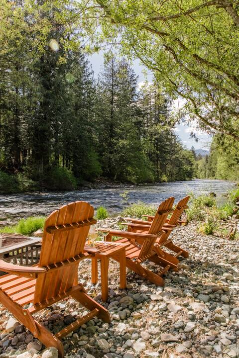 Riveriastays North Zen Riverfront Cabin Hot Tub