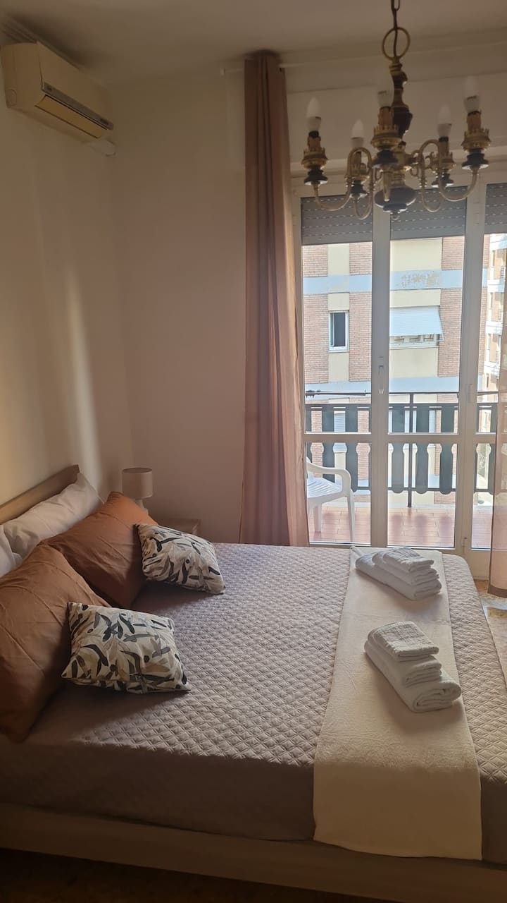 ห้องนอนปรับอากาศพร้อมระเบียงส่วนตัวที่มีที่กันแดด เหมาะสำหรับการพักผ่อนกลางแจ้งในขณะที่เพลิดเพลินกับกิจกรรมกลางแจ้ง โอเอซิสแห่งความสะดวกสบายและความสงบ  