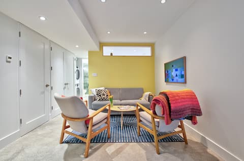 Successful Airbnb property: Modern 1 Bedroom Apartment by High Park in Parkdale—High Park
